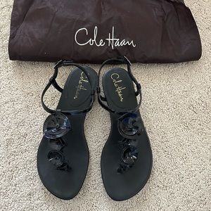 Cole Haan Halsley Black Patent Flower Thong Sandal Sz 5.5